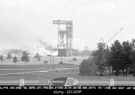 Inspektionstour der NASA-Installationen: Huntsville Alabama, Redstone Army Airfield und George C. Marshall Space Flight Center, 9:35am Uhr. Ansicht eines statischen Testfeuers eines Saturn-Raketenverstärkers im George C. Marshall Space Flight Center (MSFC) im Redstone Arsenal, Huntsville, Alabama; Präsident John F. Kennedy und andere beobachten vom Bunker aus im Vordergrund. Präsident Kennedy besuchte die MSFC im Rahmen einer zweitägigen Inspektionsreise durch die Feldinstallationen der National Aeronautics and Space Administration (NASA). Stockfoto