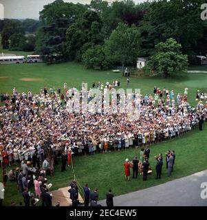 Besuch der Teilnehmer der Wahlkampfkonferenz für Demokratische Frauen 1962, 9:35am Uhr. Besuch der Teilnehmer der Wahlkampfkonferenz für demokratische Frauen 1962; Präsident John F. Kennedy und First Lady Jacqueline Kennedy stehen auf der Plattform (unten rechts). Ebenfalls im Bild: Vizepräsidentin des Demokratischen Nationalkomitees (DNC), Margaret B. Price; Vizepräsident Lyndon B. Johnson; Senator Hubert H. Humphrey (Minnesota); Vorsitzender des DNC, John M. Bailey; Senator Mike Mansfield (Montana); Senator George Smathers (Florida); Repräsentant Hale Boggs (Louisiana); Repräsentant Carl Albert (Oklaho Stockfoto