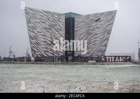 Belfast, Großbritannien. Februar 2021, 13th. UK Wetter: Schneefall Titanic Quarter Belfast, UK. Der erste große Schneefall in diesem Monat landete in Teilen von Nordirland heute Morgen. Das Titanic Quarter wird voraussichtlich 1-2 cm erreichen. Der Schnee wird voraussichtlich nur für ein paar Stunden dauern, da eine warme Front aus dem Süden Irlands Einzug hält.Quelle: Bonzo/Alamy Live News Stockfoto