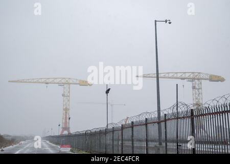 Belfast, Großbritannien. Februar 2021, 13th. UK Wetter: Schneefall Titanic Quarter Belfast, UK. Der erste große Schneefall in diesem Monat landete in Teilen von Nordirland heute Morgen. Das Titanic Quarter wird voraussichtlich 1-2 cm erreichen. Der Schnee wird voraussichtlich nur für ein paar Stunden dauern, da eine warme Front aus dem Süden Irlands Einzug hält.Quelle: Bonzo/Alamy Live News Stockfoto