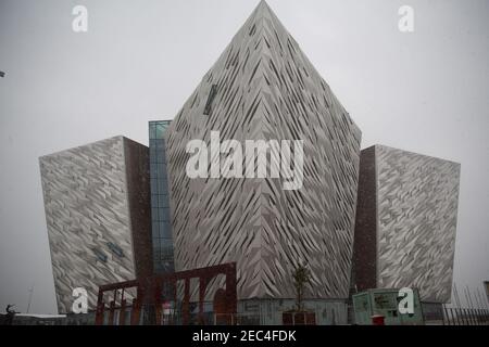 Belfast, Großbritannien. Februar 2021, 13th. UK Wetter: Schneefall Titanic Quarter Belfast, UK. Der erste große Schneefall in diesem Monat landete in Teilen von Nordirland heute Morgen. Das Titanic Quarter wird voraussichtlich 1-2 cm erreichen. Der Schnee wird voraussichtlich nur für ein paar Stunden dauern, da eine warme Front aus dem Süden Irlands Einzug hält.Quelle: Bonzo/Alamy Live News Stockfoto