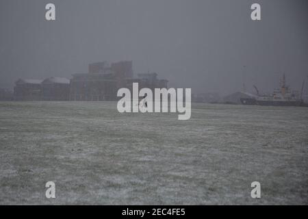 Belfast, Großbritannien. Februar 2021, 13th. UK Wetter: Schneefall Titanic Quarter Belfast, UK. Der erste große Schneefall in diesem Monat landete in Teilen von Nordirland heute Morgen. Das Titanic Quarter wird voraussichtlich 1-2 cm erreichen. Der Schnee wird voraussichtlich nur für ein paar Stunden dauern, da eine warme Front aus dem Süden Irlands Einzug hält.Quelle: Bonzo/Alamy Live News Stockfoto