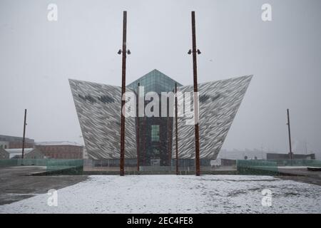 Belfast, Großbritannien. Februar 2021, 13th. UK Wetter: Schneefall Titanic Quarter Belfast, UK. Der erste große Schneefall in diesem Monat landete in Teilen von Nordirland heute Morgen. Das Titanic Quarter wird voraussichtlich 1-2 cm erreichen. Der Schnee wird voraussichtlich nur für ein paar Stunden dauern, da eine warme Front aus dem Süden Irlands Einzug hält.Quelle: Bonzo/Alamy Live News Stockfoto