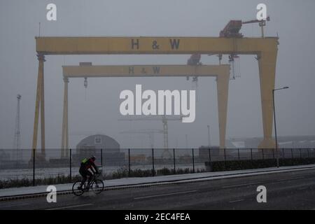 Belfast, Großbritannien. Februar 2021, 13th. UK Wetter: Schneefall Titanic Quarter Belfast, UK. Der erste große Schneefall in diesem Monat landete in Teilen von Nordirland heute Morgen. Das Titanic Quarter wird voraussichtlich 1-2 cm erreichen. Der Schnee wird voraussichtlich nur für ein paar Stunden dauern, da eine warme Front aus dem Süden Irlands Einzug hält.Quelle: Bonzo/Alamy Live News Stockfoto