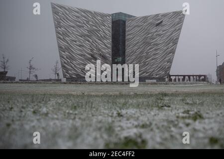 Belfast, Großbritannien. Februar 2021, 13th. UK Wetter: Schneefall Titanic Quarter Belfast, UK. Der erste große Schneefall in diesem Monat landete in Teilen von Nordirland heute Morgen. Das Titanic Quarter wird voraussichtlich 1-2 cm erreichen. Der Schnee wird voraussichtlich nur für ein paar Stunden dauern, da eine warme Front aus dem Süden Irlands Einzug hält.Quelle: Bonzo/Alamy Live News Stockfoto