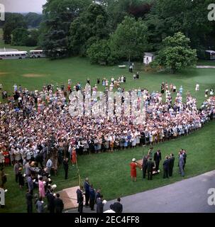 Besuch der Teilnehmer der Wahlkampfkonferenz für Demokratische Frauen 1962, 9:35am Uhr. Besuch der Teilnehmer der Wahlkampfkonferenz für demokratische Frauen 1962; Präsident John F. Kennedy und First Lady Jacqueline Kennedy treten von der Plattform (unten rechts). Ebenfalls im Bild: Vizepräsidentin des Demokratischen Nationalkomitees (DNC), Margaret B. Price; Vizepräsident Lyndon B. Johnson; Senator Hubert H. Humphrey (Minnesota); Vorsitzender des DNC, John M. Bailey; Senator Mike Mansfield (Montana); Senator George Smathers (Florida); Repräsentant Hale Boggs (Louisiana); Repräsentant Carl Albert (Oklaho Stockfoto