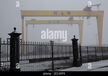 Belfast, Großbritannien. Februar 2021, 13th. UK Wetter: Schneefall Titanic Quarter Belfast, UK. Der erste große Schneefall in diesem Monat landete in Teilen von Nordirland heute Morgen. Das Titanic Quarter wird voraussichtlich 1-2 cm erreichen. Der Schnee wird voraussichtlich nur für ein paar Stunden dauern, da eine warme Front aus dem Süden Irlands Einzug hält.Quelle: Bonzo/Alamy Live News Stockfoto