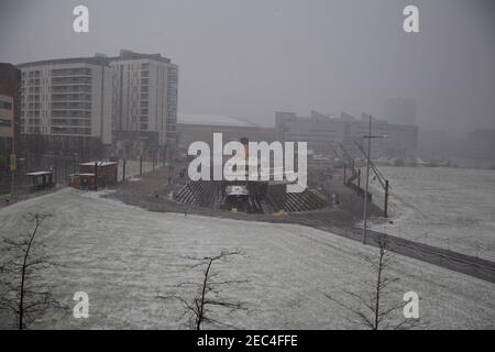 Belfast, Großbritannien. Februar 2021, 13th. UK Wetter: Schneefall Titanic Quarter Belfast, UK. Der erste große Schneefall in diesem Monat landete in Teilen von Nordirland heute Morgen. Das Titanic Quarter wird voraussichtlich 1-2 cm erreichen. Der Schnee wird voraussichtlich nur für ein paar Stunden dauern, da eine warme Front aus dem Süden Irlands Einzug hält.Quelle: Bonzo/Alamy Live News Stockfoto