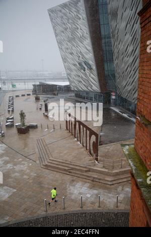 Belfast, Großbritannien. Februar 2021, 13th. UK Wetter: Schneefall Titanic Quarter Belfast, UK. Der erste große Schneefall in diesem Monat landete in Teilen von Nordirland heute Morgen. Das Titanic Quarter wird voraussichtlich 1-2 cm erreichen. Der Schnee wird voraussichtlich nur für ein paar Stunden dauern, da eine warme Front aus dem Süden Irlands Einzug hält.Quelle: Bonzo/Alamy Live News Stockfoto