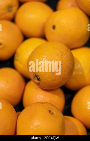Bündel frische Mandarinen Orangen auf dem Markt Stockfoto