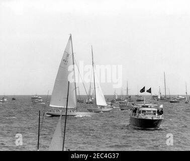 Präsident Kennedy beobachtet das 1st Americau0027s Cup Race. Yacht u201cGretelu201d (links; des Royal Sydney Yacht Squadron in Australien) startet im ersten Rennen des 1962 Americau0027s Cup vor der Küste von Newport, Rhode Island. Stockfoto