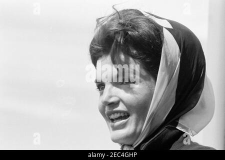 Präsident Kennedy beobachtet das 1st Americau0027s Cup Race. First Lady Jacqueline Kennedy beobachtet das erste Rennen des 1962 Americau0027s Cup von Bord der USS Joseph P. Kennedy, Jr., vor der Küste von Newport, Rhode Island. Stockfoto