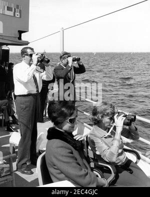 Präsident Kennedy beobachtet das 1st Americau0027s Cup Race. Präsident John F. Kennedy (Blick durch Fernglas) beobachtet das erste Rennen des Cup 1962 Americau0027s von an Bord der USS Joseph P. Kennedy, Jr. auch im Bild: Assistant Secretary of the Treasury, James A. Reed; Julia Ann Shepard (Ehefrau von Naval Aide to the President, Captain Tazewell Shepard). Newport, Rhode Island. Stockfoto