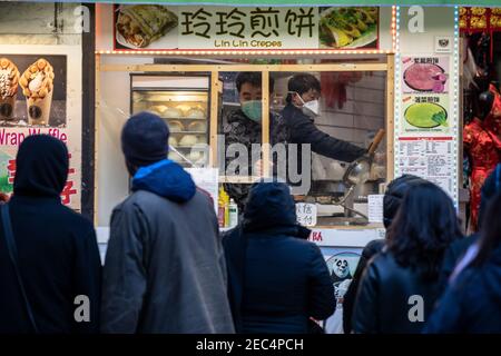 London's China Town am ersten Abend des neuen Mondjahres, dem Jahr des Ochsen, während der Coronavirus-Sperre, die die jährliche Feier verbietet Stockfoto