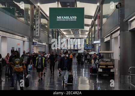 Am Samstag, den 13. Februar 2021 in Miami laufen die Leute durch Terminal D des Miami International Airport. Stockfoto