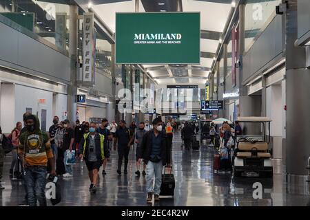 Am Samstag, den 13. Februar 2021 in Miami laufen die Leute durch Terminal D des Miami International Airport. Stockfoto