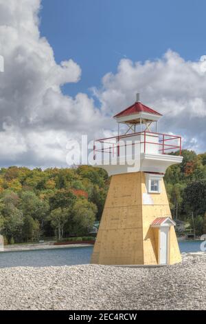 Eine vertikale Szene des Lion's Head Lighthouse in Ontario, Kanada Stockfoto