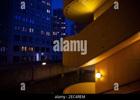 Farbenfrohe, gewundene Außentreppe aus Beton in der Dämmerung führt hinunter zum South Bank in der Nähe der Themse, London, England, Großbritannien Stockfoto