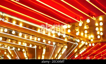 Alte angefachte elektrische Lampen blinken und leuchten in der Nacht. Abstrakte Nahaufnahme von Retro-Casino-Dekoration schimmert in Las Vegas, USA. Beleuchteter Vint Stockfoto