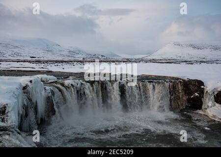 Godafoss Wasserfall in Island an einem verschneiten Wintertag