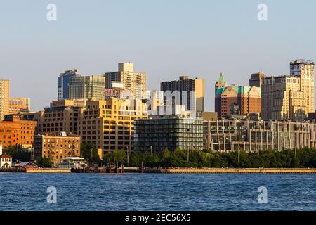 Der Blick auf den Brooklyn Bridge Park von der East River Greenway in Manhattan Stockfoto