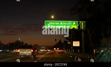 Blick aus dem Auto. Los Angeles belebte Autobahn bei Nacht. Massive Interstate Highway Road in Kalifornien, USA. Schnelles Auto auf Expressway-Fahrspuren. Stockfoto