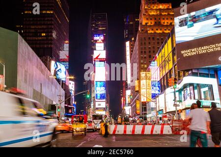 Ein Verkehrsagent, der den Verkehr am Times Square kontrolliert Nacht Stockfoto