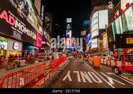 Nachtverkehr am Times Square mit Blick nach Norden mit den Bauarbeiten Standort an der Straße Stockfoto