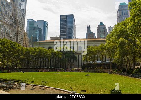 Bryant Park Rasen an einem sonnigen Nachmittag Stockfoto