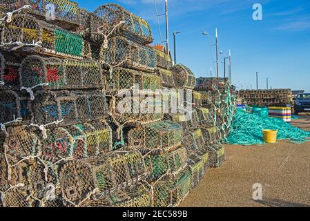 Hummertöpfe stapelten sich in einem Stapel auf einem Hafen Kai des Fischerhafens Stockfoto