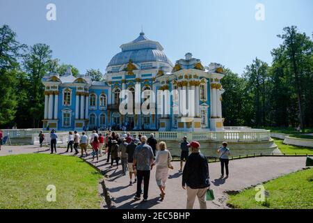 St. Petersburg, Russland -- 22. Juli 2019. Weitwinkel-Foto von Touristen im Sommerpalast Gasthäuser n St. Petersburg, Russland. Stockfoto