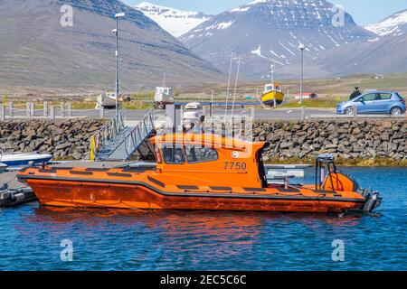 Faskrudsfjordur Island - Juni 10. 2019: Such- und Rettungsboot Hafdis aus Island sucht und rettet im Hafen von Faskrudsfjordur in Island Stockfoto