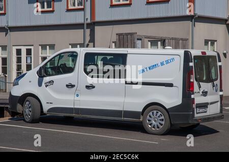 Faskrudsfjordur Island - Juni 10. 2019: Kuku Camper Wohnmobil vor dem alten Gebäude Stockfoto