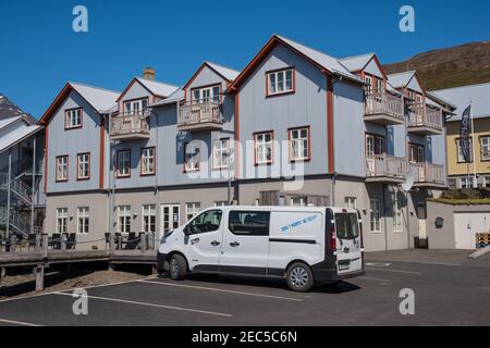 Faskrudsfjordur Island - Juni 10. 2019: Wohnmobil vor dem Hotel im alten französischen Krankenhausgebäude in der Stadt Faskrudsfjordur in Ostisland Stockfoto