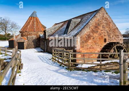 East Linton, East Lothian, Schottland, Großbritannien. Februar 2021, 13th. Historische Preston Mühle gesehen im Schnee an einem bitterkalten sonnigen Tag mit Temperatur von -2C. Kredit: Iain Masterton/Alamy Live Nachrichten Stockfoto