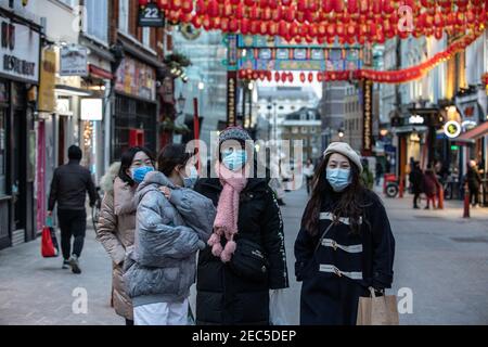 London's China Town am ersten Abend des neuen Mondjahres, dem Jahr des Ochsen, während der Coronavirus-Sperre, die die jährliche Feier verbietet Stockfoto