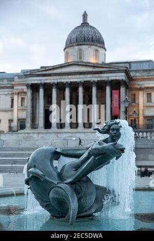 Gefrorene Statue auf dem Trafalgar Square im Vordergrund der National Gallery, nachdem die Temperaturen in London im Februar 2021 unter Null lagen. Stockfoto