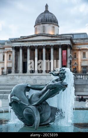 Gefrorene Statue auf dem Trafalgar Square im Vordergrund der National Gallery, nachdem die Temperaturen in London im Februar 2021 unter Null lagen. Stockfoto