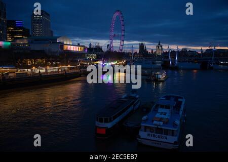 Blick von der Waterloo Bridge Richtung Westen entlang der Themse in Richtung der Houses of Parliament in der Dämmerung, Westminster, London, England, Großbritannien Stockfoto