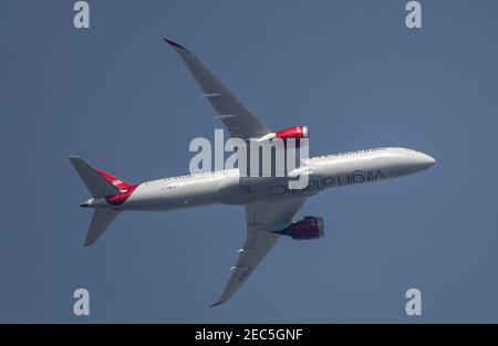 London, Großbritannien. 13. Februar 2021. Flugverkehr über London während der Covid-19-Pandemie. Virgin Atlantic Boeing 787 Dreamliner ‘Birthday Girl’ G-VNEW fliegt über Wimbledon, nachdem sie London Heathrow auf dem Weg nach Islamabad im trüben Nachmittagshimmel verlassen hat. Kredit: Malcolm Park/Alamy. Stockfoto