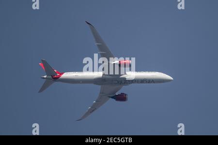 London, Großbritannien. 13. Februar 2021. Flugverkehr über London während der Covid-19-Pandemie. Virgin Atlantic Boeing 787 Dreamliner ‘Birthday Girl’ G-VNEW fliegt über Wimbledon, nachdem sie London Heathrow auf dem Weg nach Islamabad im trüben Nachmittagshimmel verlassen hat. Kredit: Malcolm Park/Alamy. Stockfoto