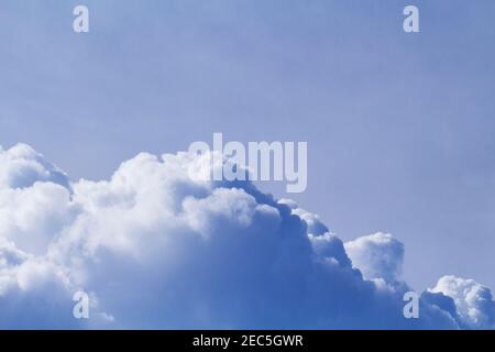 Große Wolke am blauen Himmel. Wolkenlandschaft Foto Hintergrund. Romantische Skyscape mit Regenwolke. Stürmische Wolke am sonnigen Himmel. Klima oder Wetterwechsel. Tropische r Stockfoto