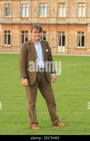 George Reginald Oliver Molyneux Herbert, 8th Earl of Carnarvon, der auch den Titel Lord Porchester trägt, vor seinem Familiensitz, Highclere Castle, das als primärer Drehort für die Fernsehserie Downton Abbey genutzt wurde. Carnarvon und seine Familie leben in einem Teil des Hauses, während der Rest als Ort für die Miete genutzt wird und ist auch für die Öffentlichkeit einen Großteil des Sommers geöffnet. Highclere Castle, Highclere, Hampshire, Großbritannien. November 2007, 1 Stockfoto