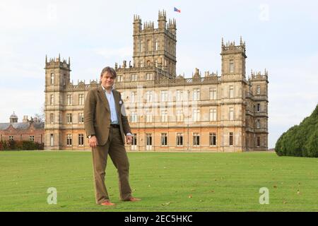 George Reginald Oliver Molyneux Herbert, 8th Earl of Carnarvon, der auch den Titel Lord Porchester trägt, vor seinem Familiensitz, Highclere Castle, das als primärer Drehort für die Fernsehserie Downton Abbey genutzt wurde. Carnarvon und seine Familie leben in einem Teil des Hauses, während der Rest als Ort für die Miete genutzt wird und ist auch für die Öffentlichkeit einen Großteil des Sommers geöffnet. Highclere Castle, Highclere, Hampshire, Großbritannien. November 2007, 1 Stockfoto