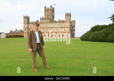 George Reginald Oliver Molyneux Herbert, 8th Earl of Carnarvon, der auch den Titel Lord Porchester trägt, vor seinem Familiensitz, Highclere Castle, das als primärer Drehort für die Fernsehserie Downton Abbey genutzt wurde. Carnarvon und seine Familie leben in einem Teil des Hauses, während der Rest als Ort für die Miete genutzt wird und ist auch für die Öffentlichkeit einen Großteil des Sommers geöffnet. Highclere Castle, Highclere, Hampshire, Großbritannien. November 2007, 1 Stockfoto