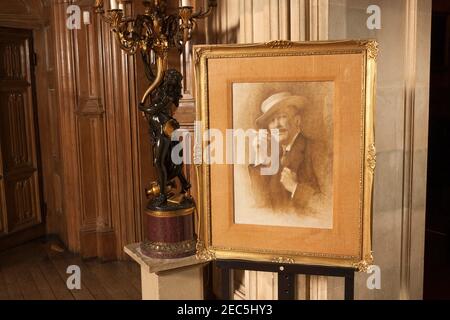 Porträt von George Edward Stanhope Molyneux Herbert, 5th Earl of Carnarvon, gehalten in Highclere Castle. Der 5th Earl of Carnarvon, war begeisterter Amateur Ägyptologe und war der finanzielle Unterstützer der Suche nach und Ausgrabung von Tutanchamuns Grab im Tal der Könige im Frühjahr 1920s. Der 5th Graf von Carnarvon, starb während der Ausgrabung des Grabes am 5. April 1923. Highclere Castle wurde als primärer Drehort für die Fernsehserie Downton Abbey genutzt. Highclere Castle, Highclere, Hampshire, Großbritannien. November 2007, 1 Stockfoto