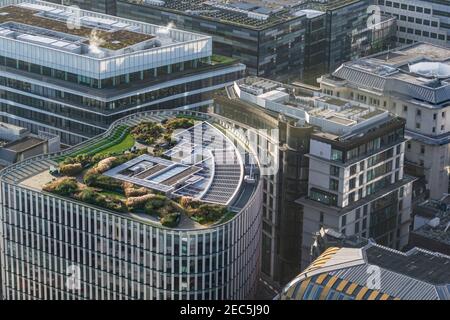 London, UK- 15 Dec 2020: Blick von oben auf das hohe Gebäude von Wells Fargo mit grünem und üppigem Dachgarten und Sonnenkollektoren in London vom 33 King Stockfoto