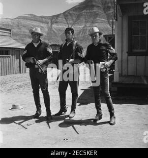 PETER LAWFORD DEAN MARTIN und FRANK SINATRA am Set Candid Gruppenportrait aufgenommen während Drehort der SERGEANTEN 3 / SERGEANT DREI 1962 Regisseur JOHN STURGES Essex Productions / Meadway-Claude Productions Company / United Artists Stockfoto