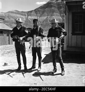 PETER LAWFORD DEAN MARTIN und FRANK SINATRA am Set Candid Gruppenportrait aufgenommen während Drehort der SERGEANTEN 3 / SERGEANT DREI 1962 Regisseur JOHN STURGES Essex Productions / Meadway-Claude Productions Company / United Artists Stockfoto