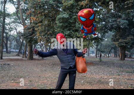 Dhaka, Bangladesch. Februar 2021, 13th. Ein Mann posiert für ein Foto in einem Park mit ungewöhnlichem Kostüm in Dhaka, Bangladesch. Quelle: Kazi Salahuddin/ZUMA Wire/Alamy Live News Stockfoto